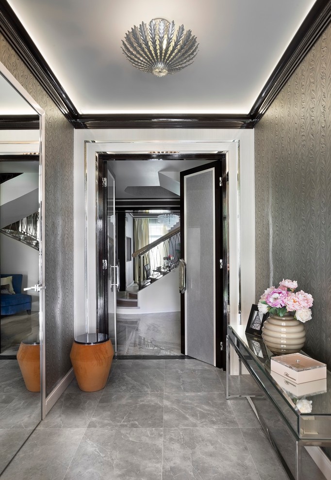На фото: коридор в современном стиле с серыми стенами