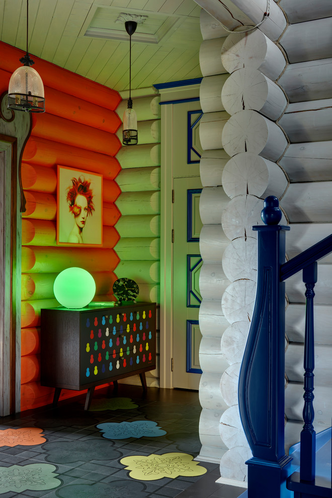 Свежая идея для дизайна: коридор среднего размера: освещение в стиле фьюжн с оранжевыми стенами, полом из керамогранита и разноцветным полом - отличное фото интерьера