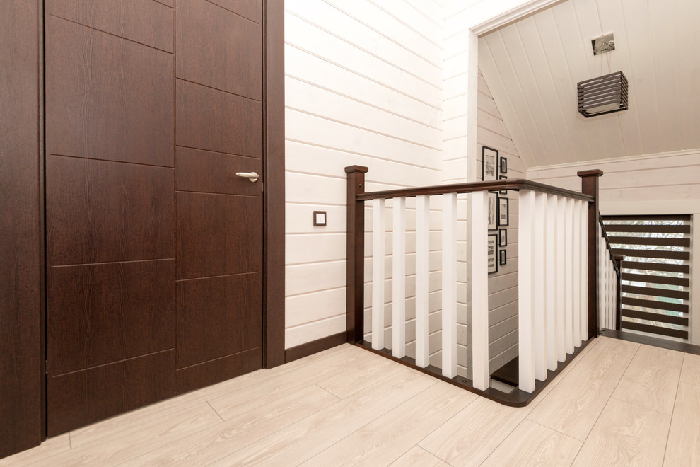 Идея дизайна: коридор среднего размера в стиле модернизм с белыми стенами, полом из ламината и бежевым полом