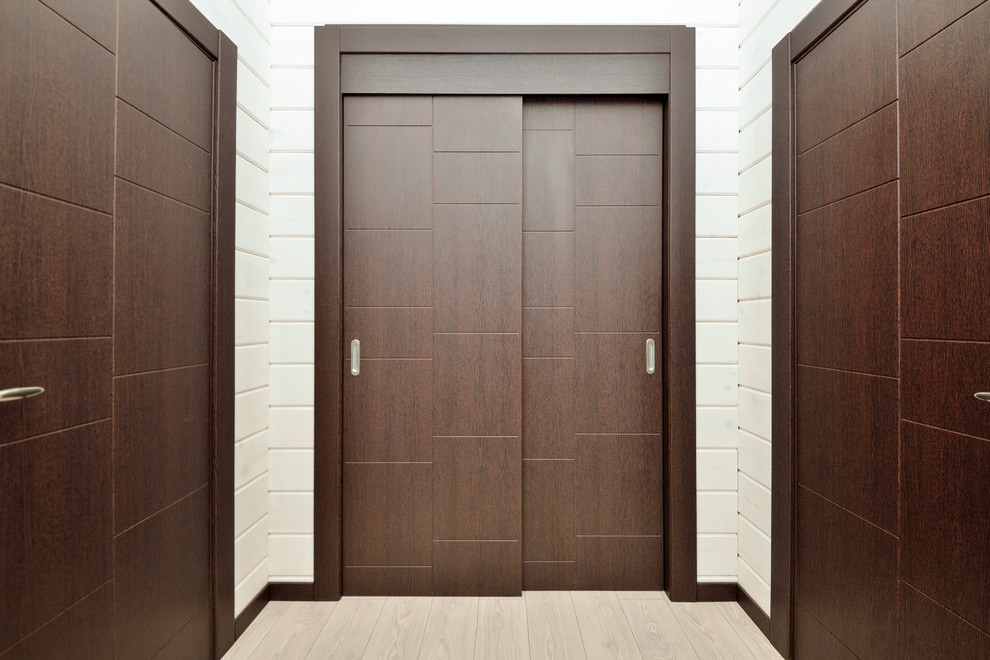 Idee per un ingresso o corridoio minimalista di medie dimensioni con pareti bianche, pavimento in laminato e pavimento beige