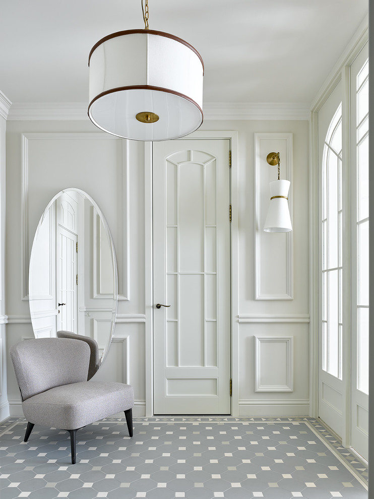 Idee per un ingresso o corridoio classico con pareti bianche e pavimento grigio