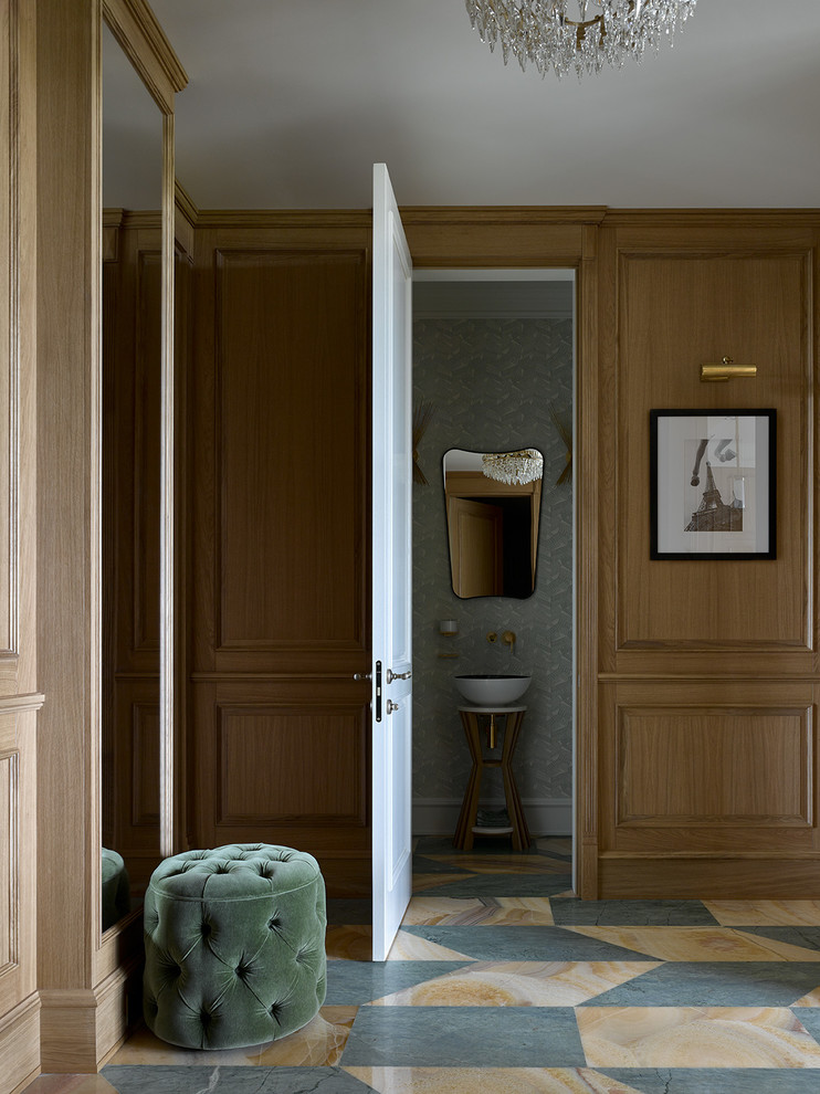 Идея дизайна: коридор в стиле неоклассика (современная классика) с коричневыми стенами и разноцветным полом