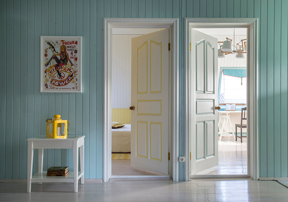 Ejemplo de recibidores y pasillos de estilo de casa de campo con paredes azules y suelo de madera pintada