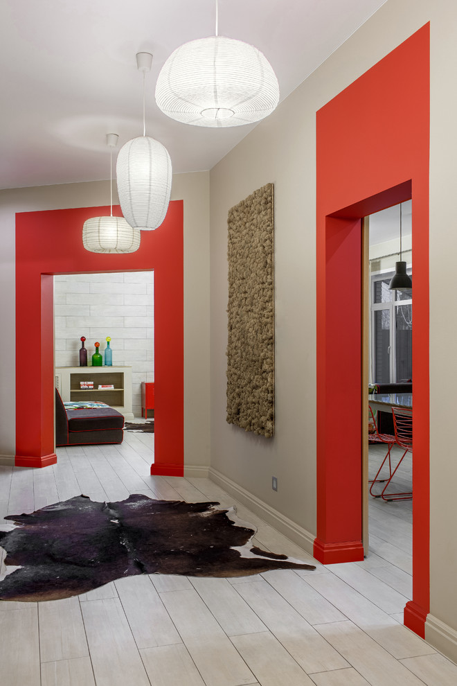 Идея дизайна: коридор среднего размера в стиле фьюжн с бежевыми стенами, полом из керамической плитки и бежевым полом