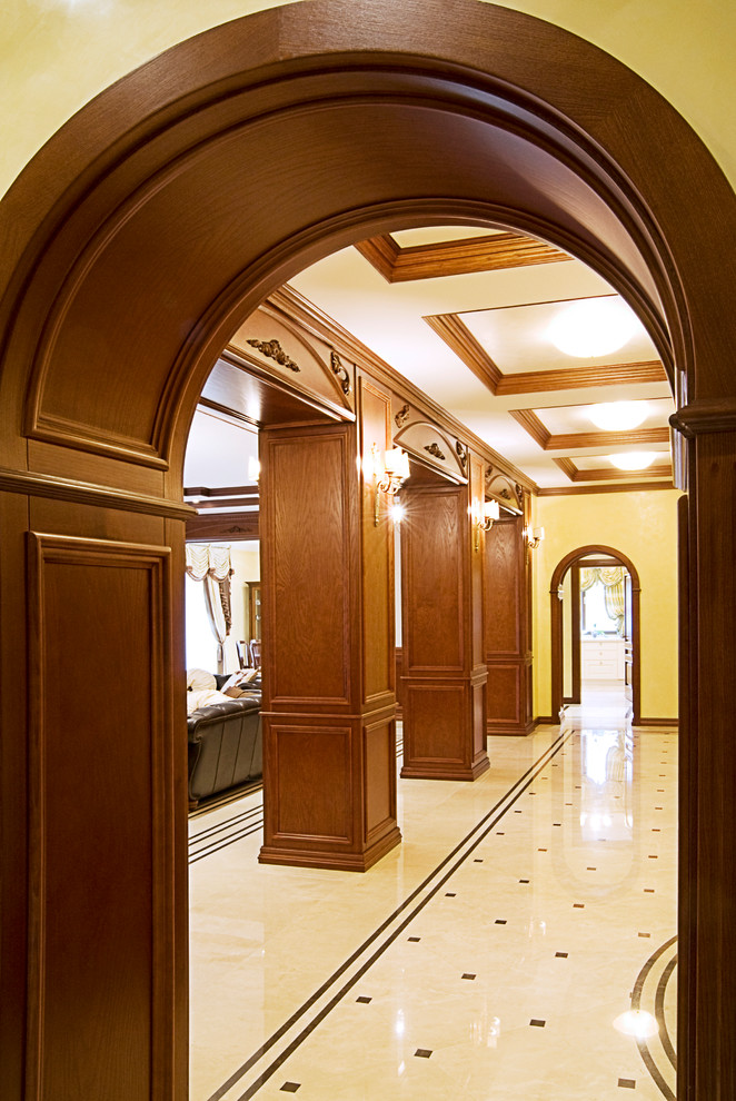 Источник вдохновения для домашнего уюта: большой коридор в классическом стиле с желтыми стенами и мраморным полом