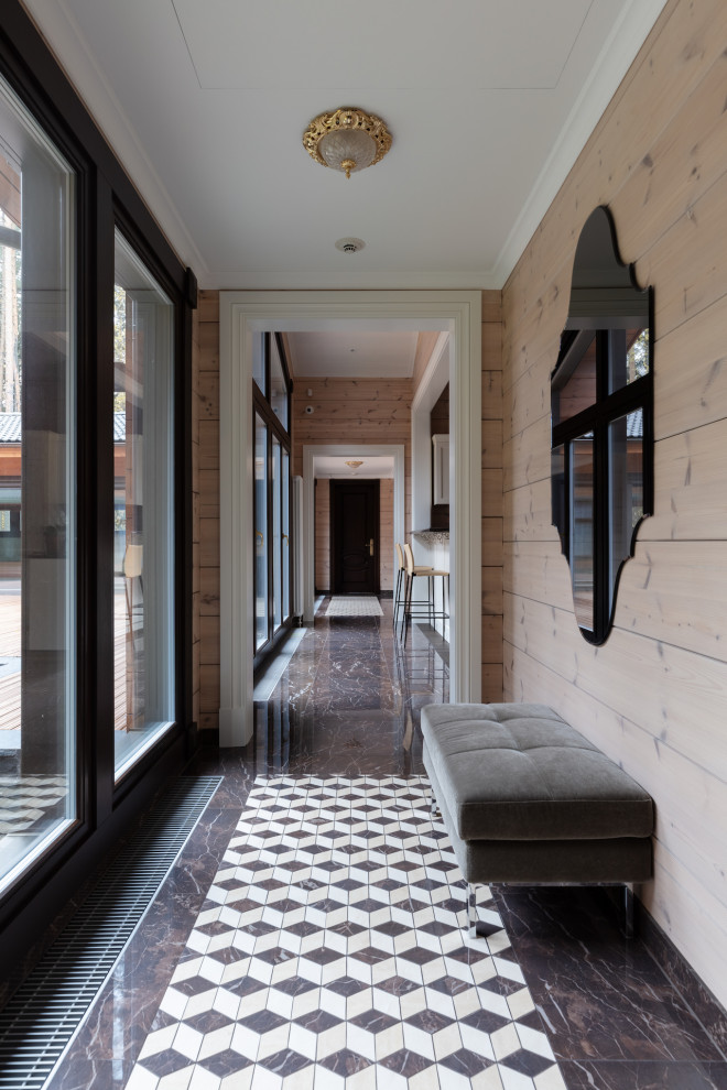 Diseño de recibidores y pasillos clásicos renovados con paredes beige y suelo marrón