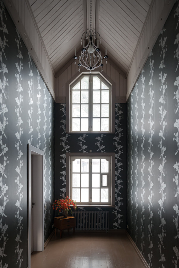 Идея дизайна: большой коридор в стиле фьюжн с черными стенами и деревянным полом