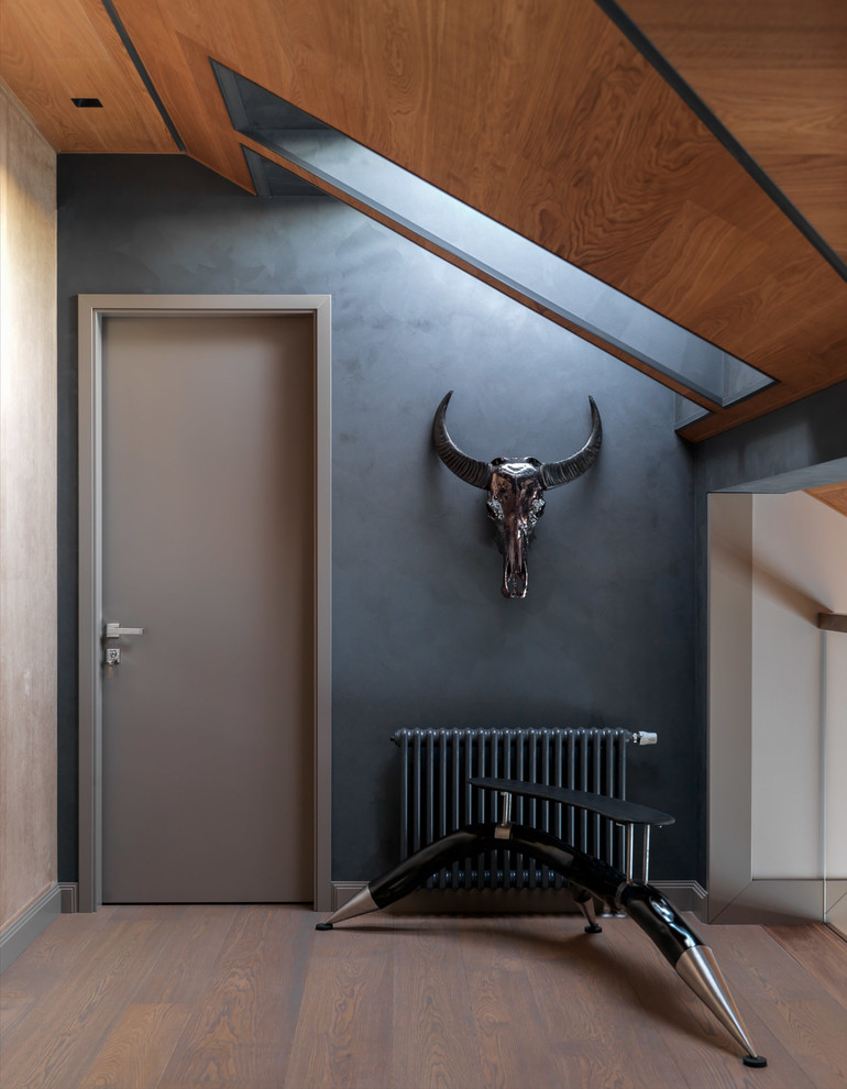 Idéer för en stor modern hall, med grå väggar, mellanmörkt trägolv och brunt golv