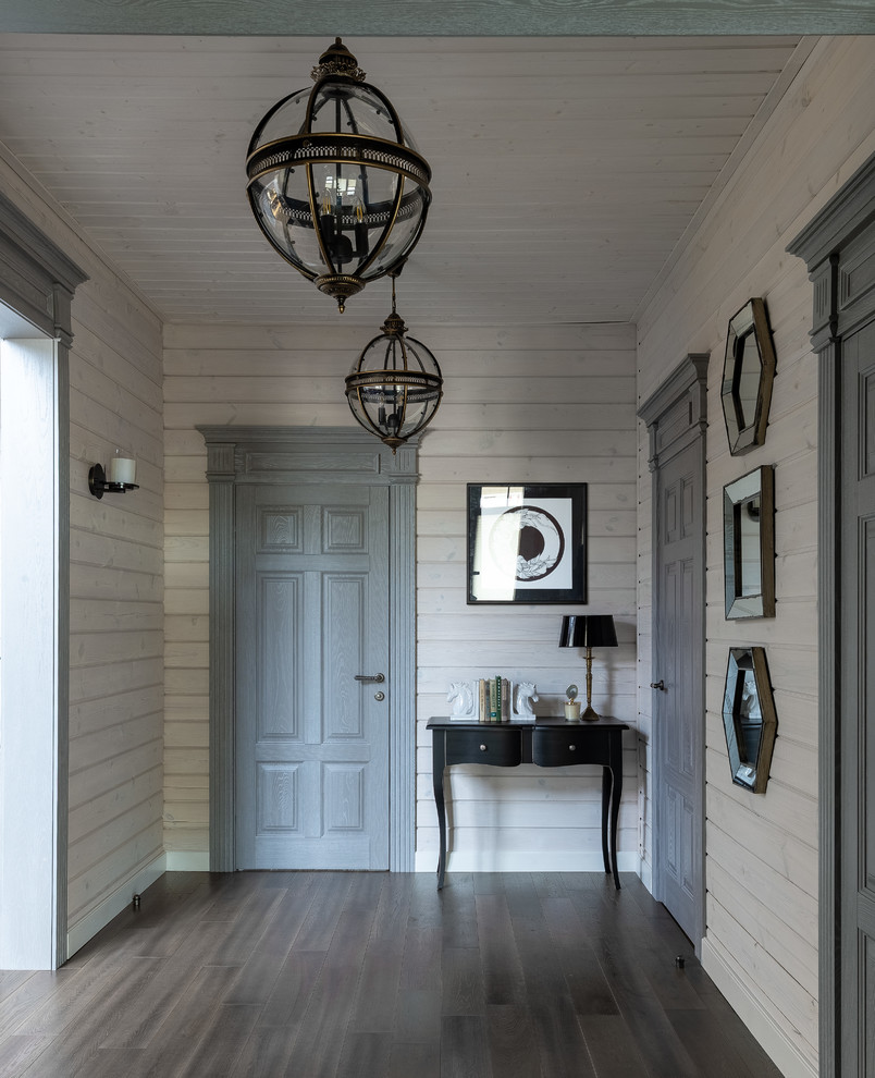 Источник вдохновения для домашнего уюта: коридор: освещение в стиле неоклассика (современная классика) с коричневым полом, бежевыми стенами и темным паркетным полом