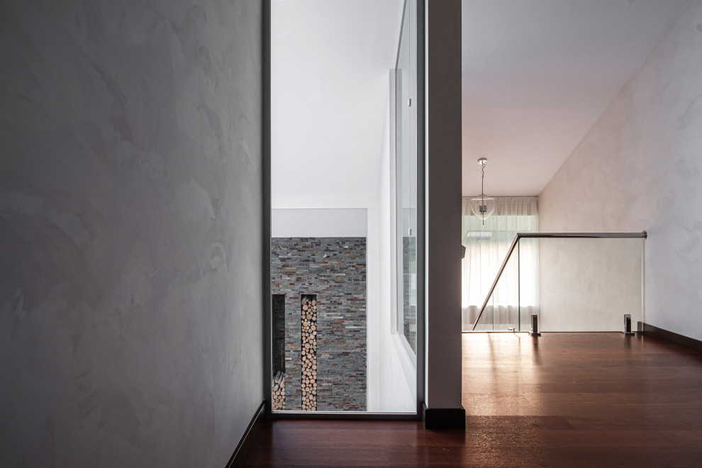 На фото: коридор среднего размера в современном стиле с серыми стенами и коричневым полом
