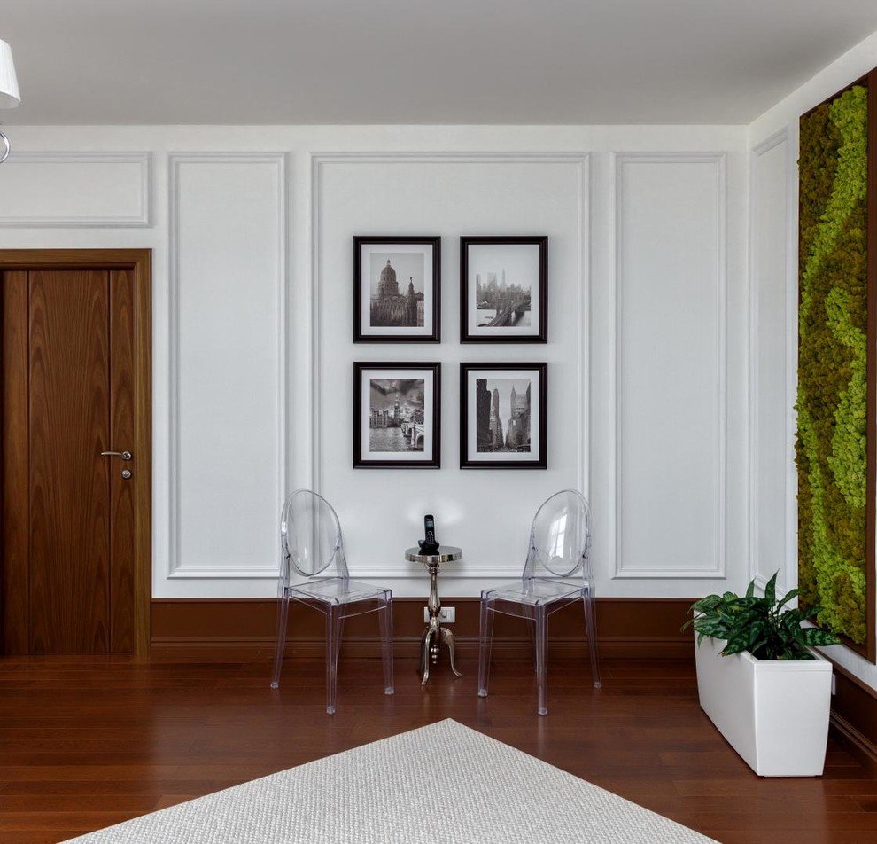 Mittelgroßer Klassischer Flur mit weißer Wandfarbe, Keramikboden und braunem Boden in Sonstige