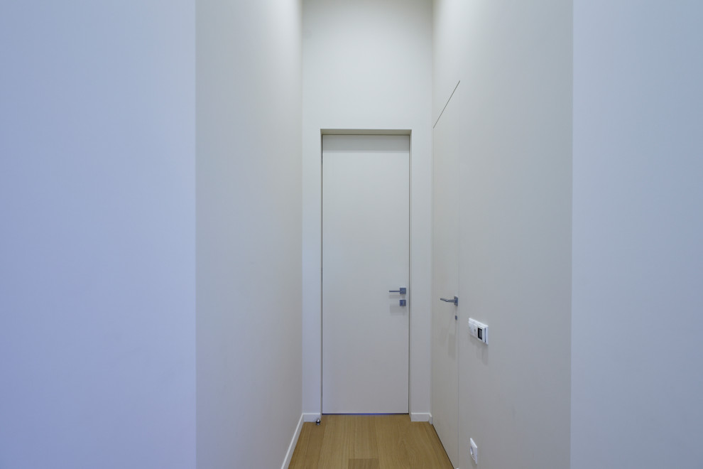 На фото: коридор среднего размера в современном стиле