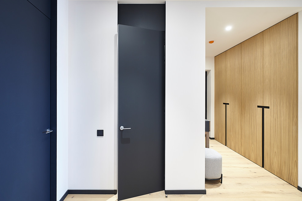 Идея дизайна: коридор в современном стиле с белыми стенами и бежевым полом