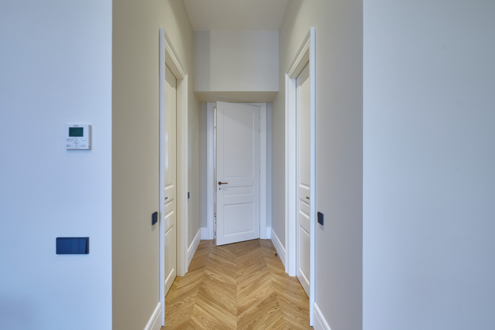 На фото: коридор среднего размера в стиле неоклассика (современная классика) с