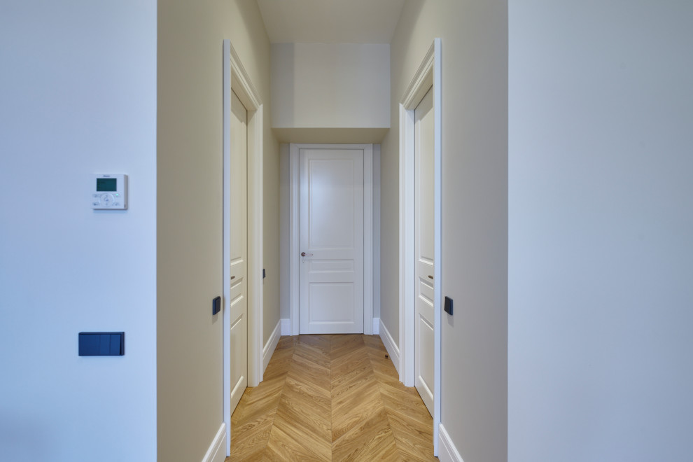 Стильный дизайн: коридор среднего размера в стиле неоклассика (современная классика) - последний тренд