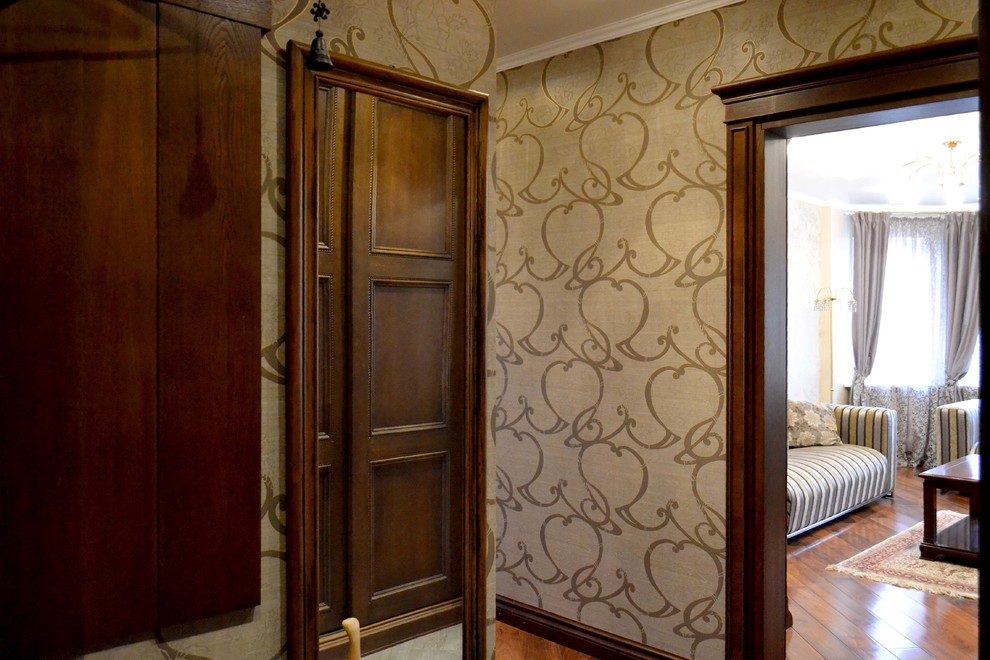Ispirazione per un piccolo ingresso o corridoio classico con pareti beige e pavimento in legno massello medio