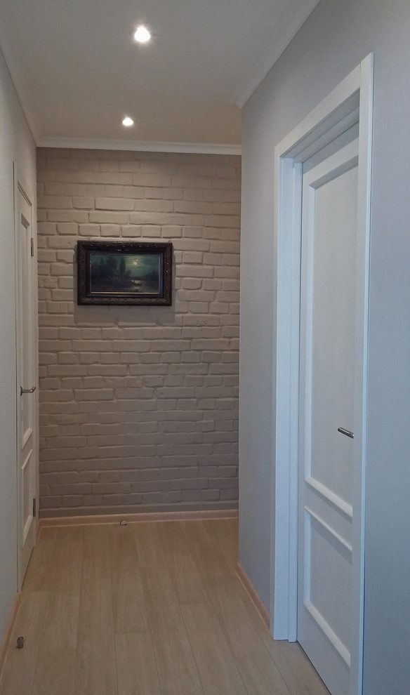 Inspiration pour un petit couloir design avec un mur gris, sol en stratifié et un sol beige.