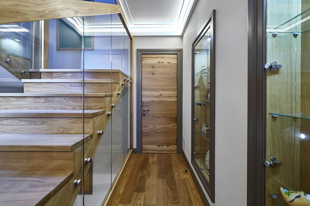 На фото: коридор среднего размера в современном стиле с серыми стенами, полом из ламината и бежевым полом с