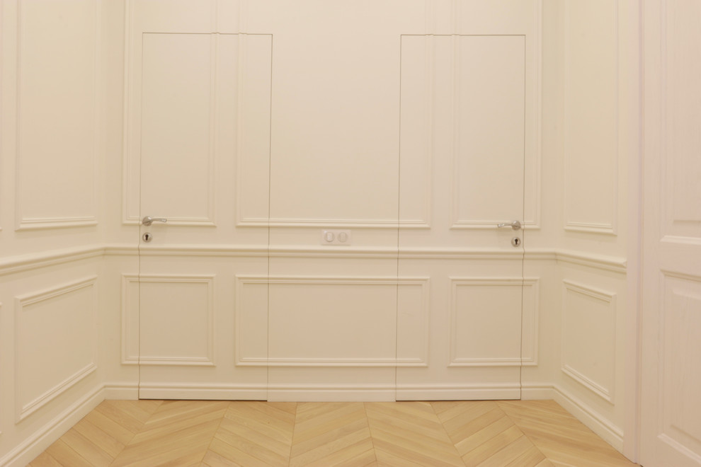 Exemple d'un grand couloir chic avec un mur blanc, un sol en bois brun et un sol beige.
