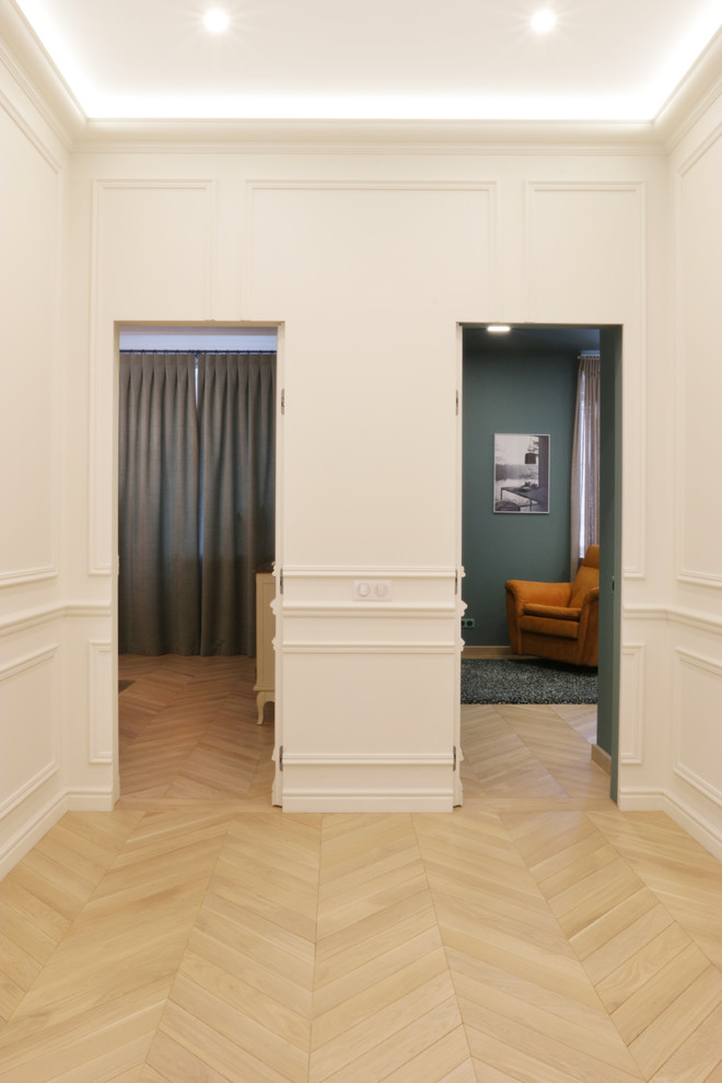Идея дизайна: большой коридор в классическом стиле с белыми стенами, паркетным полом среднего тона и бежевым полом