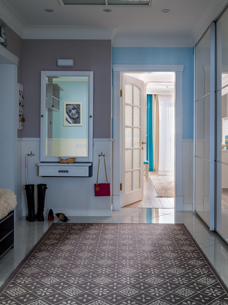 Стильный дизайн: большой коридор в средиземноморском стиле с полом из керамогранита, белым полом и разноцветными стенами - последний тренд