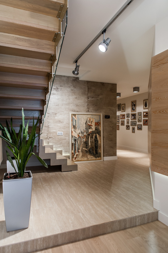 Стильный дизайн: коридор в современном стиле с бежевыми стенами и бежевым полом - последний тренд