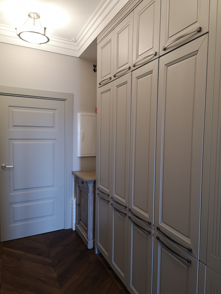 Источник вдохновения для домашнего уюта: коридор среднего размера в стиле неоклассика (современная классика) с серыми стенами, темным паркетным полом и коричневым полом