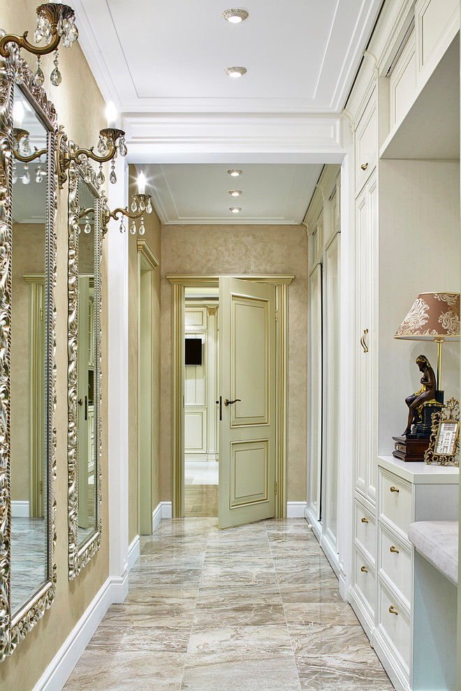 Idee per un ingresso o corridoio chic con pareti beige, pavimento in marmo e pavimento beige
