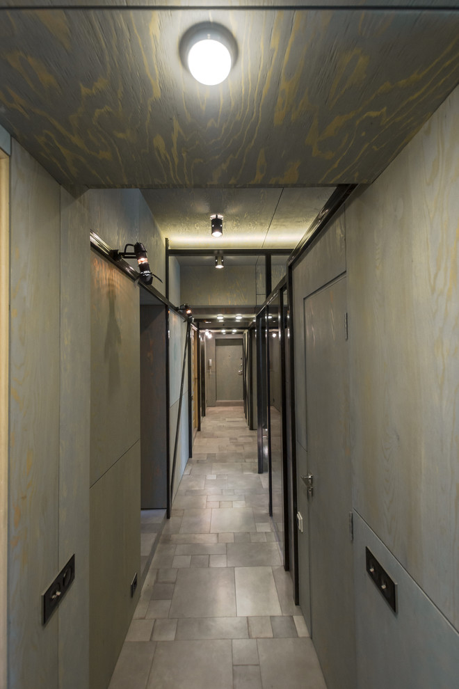 モスクワにある低価格の小さなインダストリアルスタイルのおしゃれな廊下 (セラミックタイルの床、グレーの床) の写真