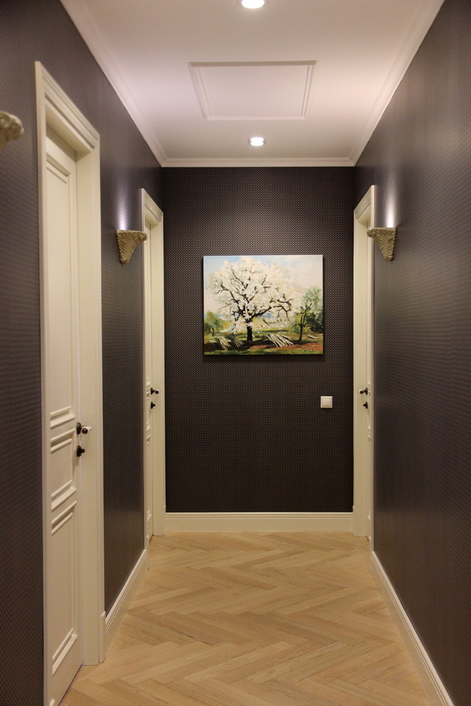 Пример оригинального дизайна: маленький коридор в классическом стиле с коричневыми стенами, светлым паркетным полом и бежевым полом для на участке и в саду