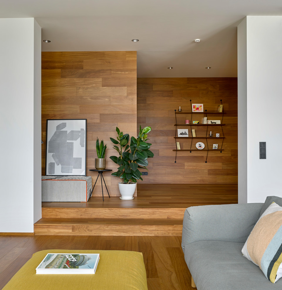 Idéer för en minimalistisk hall, med brunt golv, bruna väggar och mellanmörkt trägolv