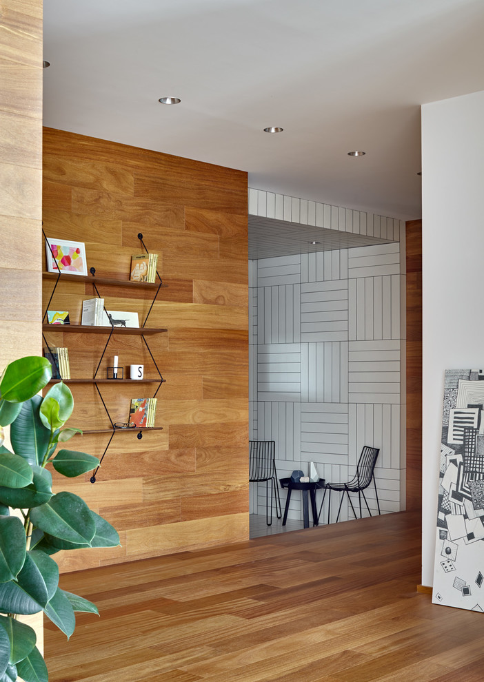 Идея дизайна: коридор в скандинавском стиле с белыми стенами, коричневым полом и светлым паркетным полом