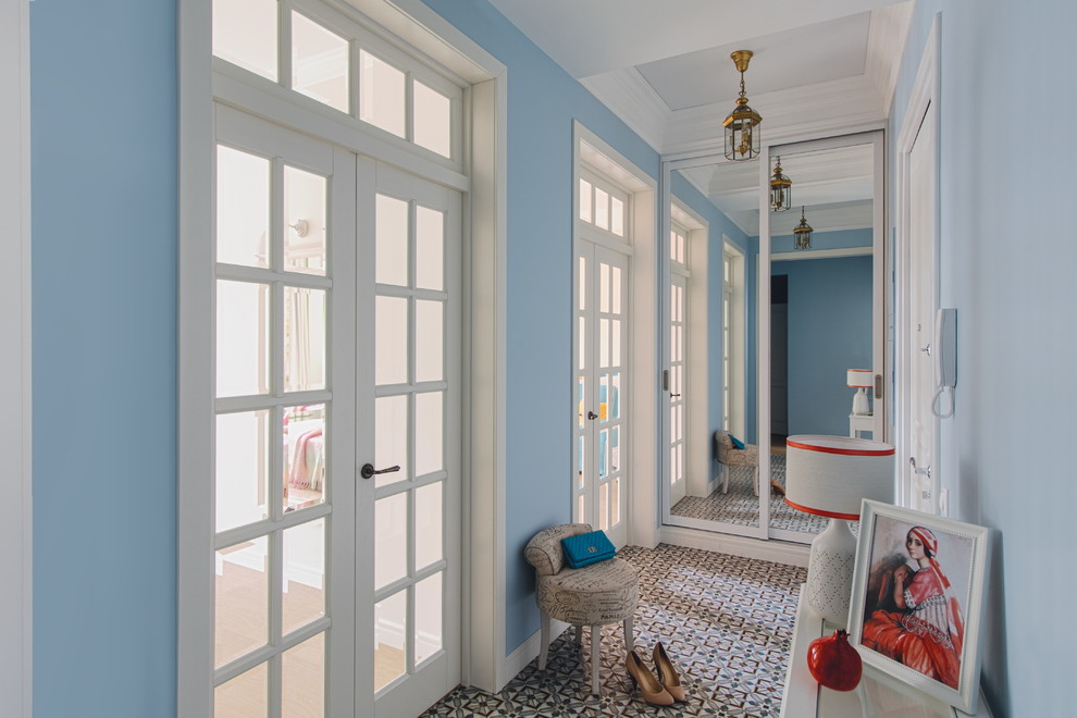 Klassischer Schmaler Flur mit blauer Wandfarbe und Keramikboden in Moskau