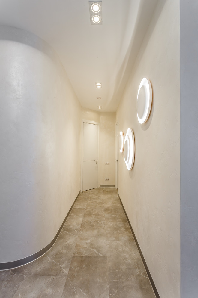Источник вдохновения для домашнего уюта: коридор среднего размера в современном стиле с белыми стенами, полом из керамогранита и серым полом