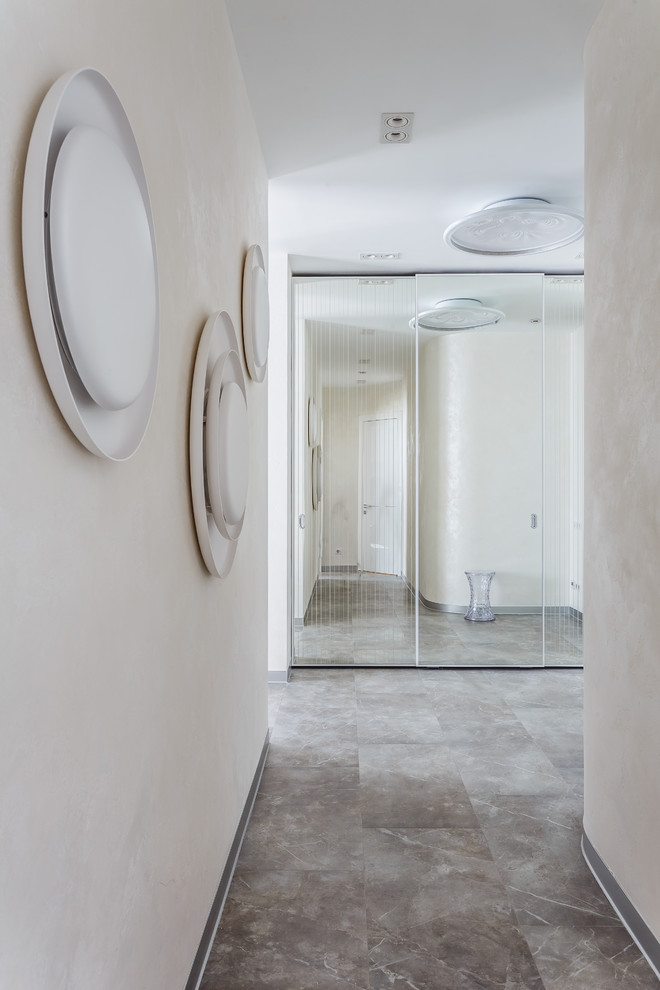 Пример оригинального дизайна: коридор среднего размера в современном стиле с белыми стенами, полом из керамогранита и серым полом