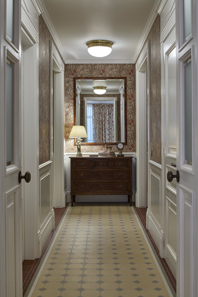 Свежая идея для дизайна: коридор в классическом стиле с бежевыми стенами и полом из керамической плитки - отличное фото интерьера