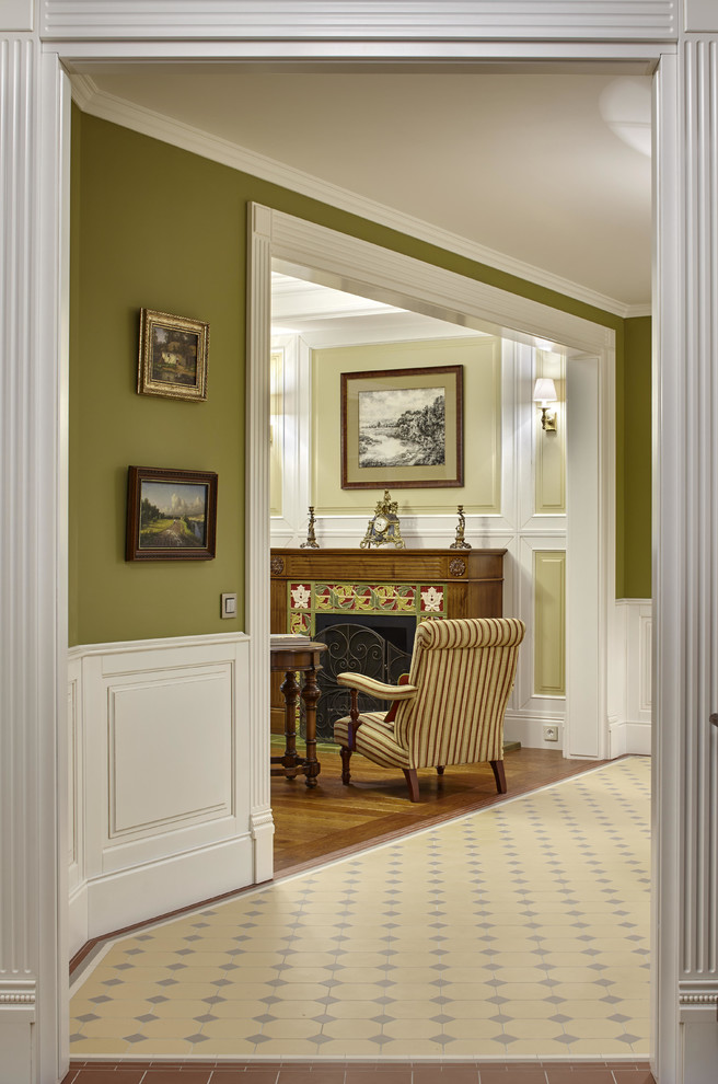 Immagine di un ingresso o corridoio chic con pareti multicolore e pavimento con piastrelle in ceramica