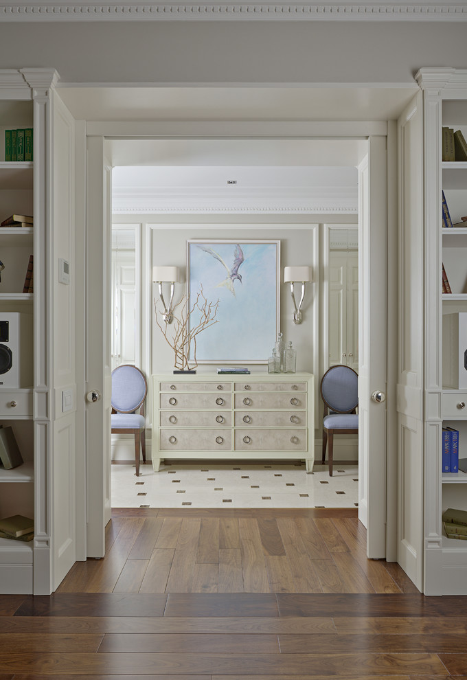 Idee per un ingresso o corridoio con pareti beige e pavimento in marmo