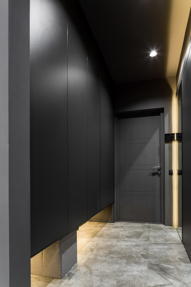 Immagine di un piccolo ingresso o corridoio contemporaneo con pareti nere, pavimento con piastrelle in ceramica e pavimento beige