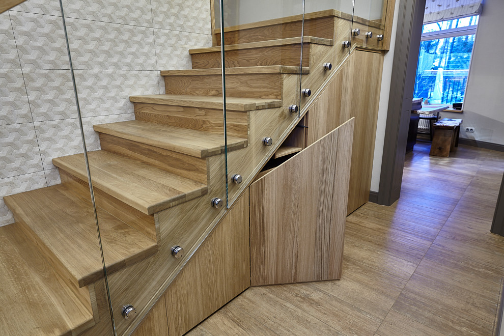 Идея дизайна: лестница среднего размера в современном стиле с кладовкой или шкафом под ней