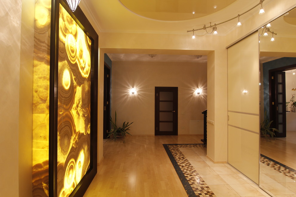 Источник вдохновения для домашнего уюта: большой коридор в стиле фьюжн с бежевыми стенами, светлым паркетным полом и бежевым полом