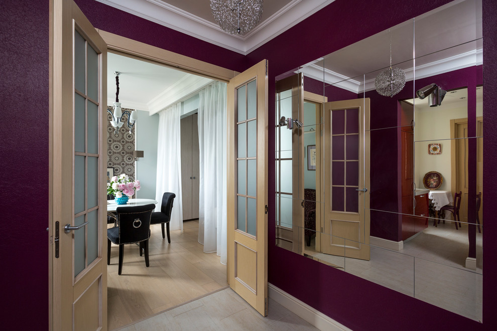 Пример оригинального дизайна: маленький коридор в стиле неоклассика (современная классика) с фиолетовыми стенами, полом из керамической плитки, белым полом и обоями на стенах для на участке и в саду
