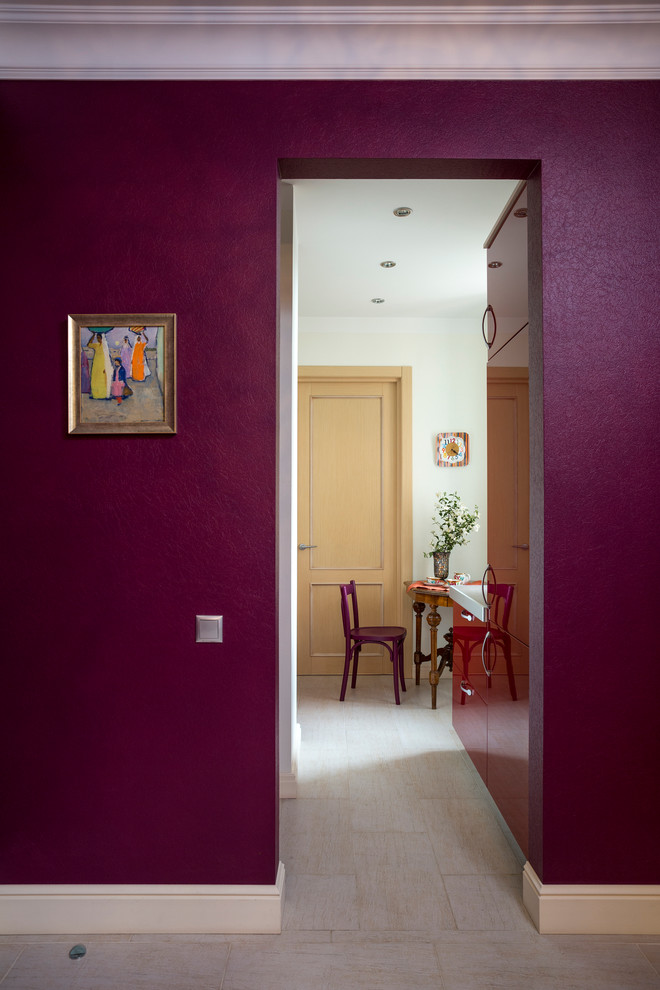 Ispirazione per un piccolo ingresso o corridoio tradizionale con pareti viola, pavimento con piastrelle in ceramica, pavimento bianco e carta da parati
