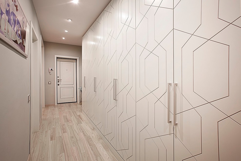 Стильный дизайн: коридор среднего размера в стиле неоклассика (современная классика) с серыми стенами, светлым паркетным полом и разноцветным полом - последний тренд