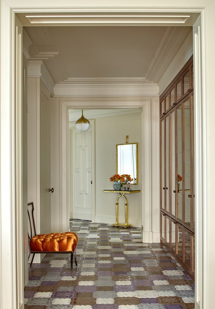 Idées déco pour un couloir classique avec un mur beige et un sol multicolore.