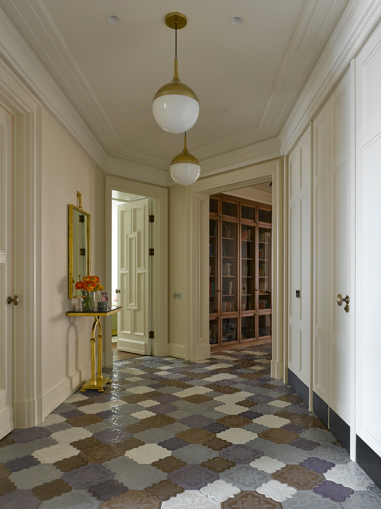 Inspiration för klassiska hallar, med beige väggar och flerfärgat golv