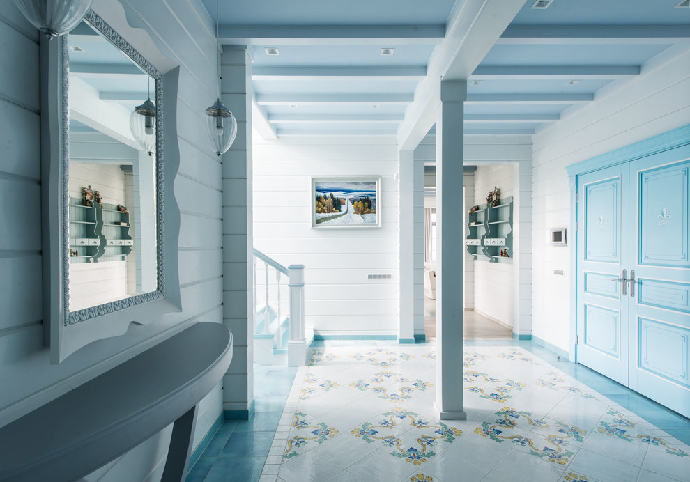 Стильный дизайн: коридор среднего размера в средиземноморском стиле с белыми стенами, полом из керамической плитки и белым полом - последний тренд