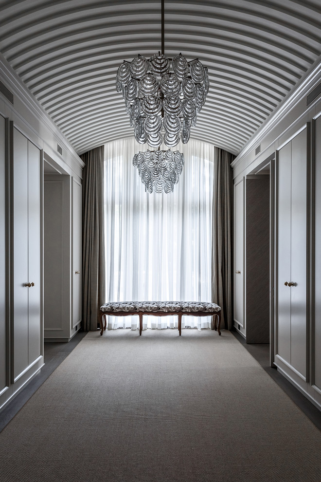 На фото: коридор в классическом стиле с ковровым покрытием с