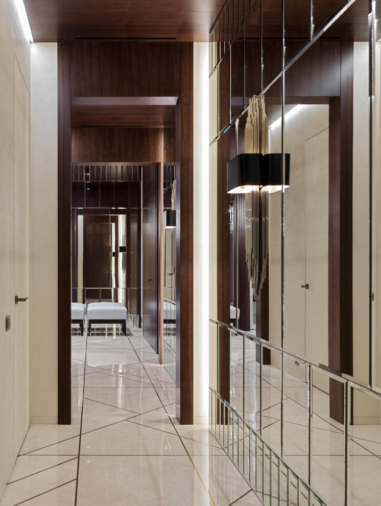 Стильный дизайн: коридор в современном стиле с коричневыми стенами и бежевым полом - последний тренд