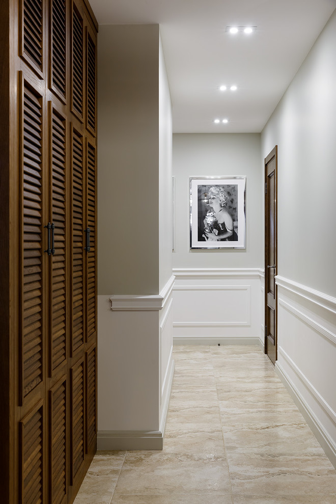 Источник вдохновения для домашнего уюта: коридор в стиле неоклассика (современная классика) с белыми стенами и бежевым полом